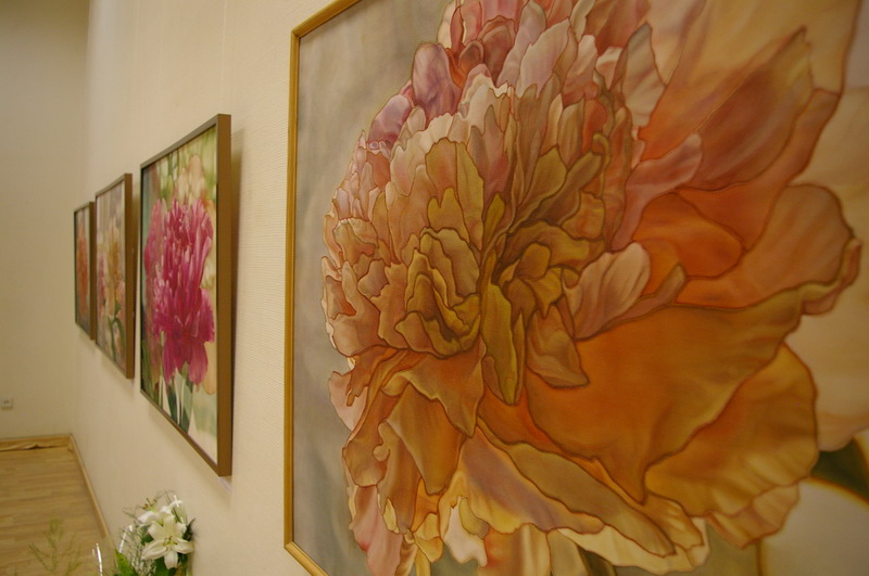 Крупные пионы в экспозиции